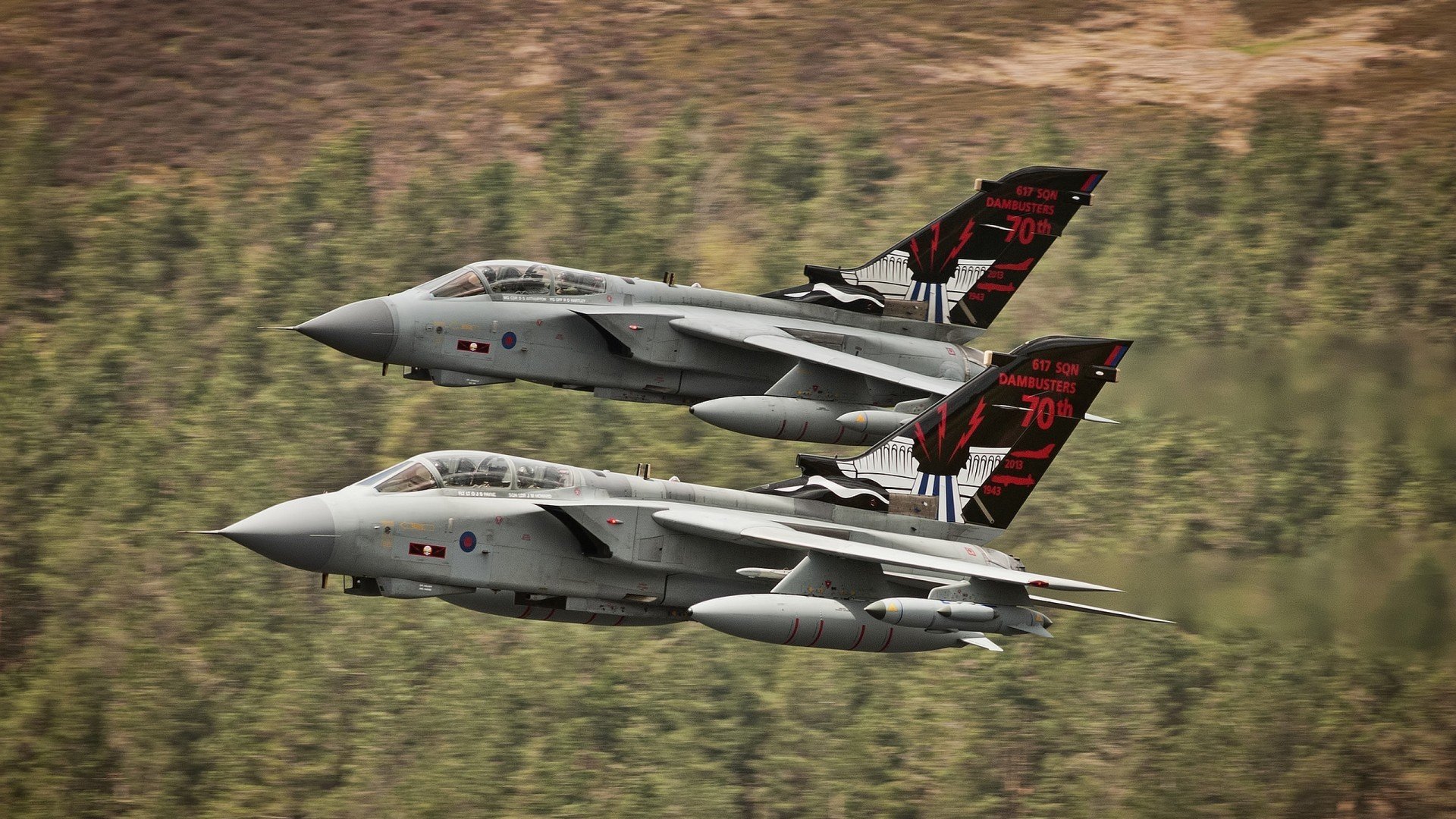 _百变轮滑巡游：街头潮流的炫技表演_，轮滑炫酷视频