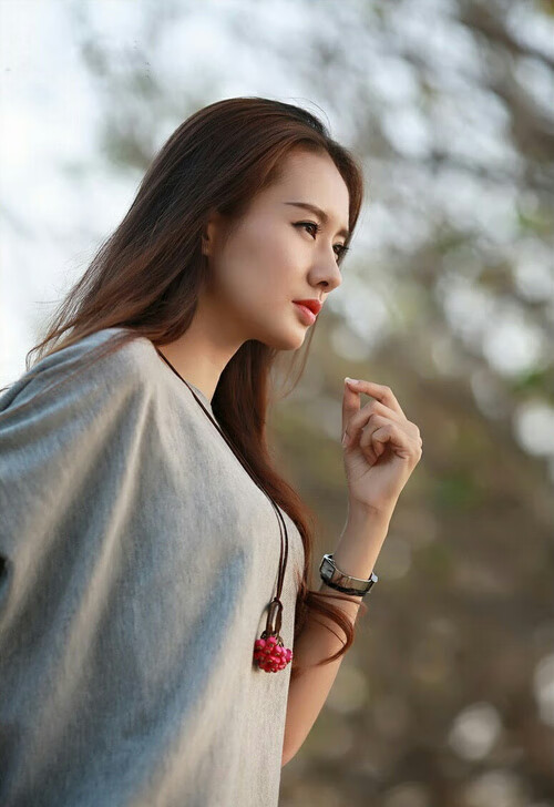 青少年足球比赛现场火爆，现场观众热情高涨气氛热烈，青少年足球比赛海报