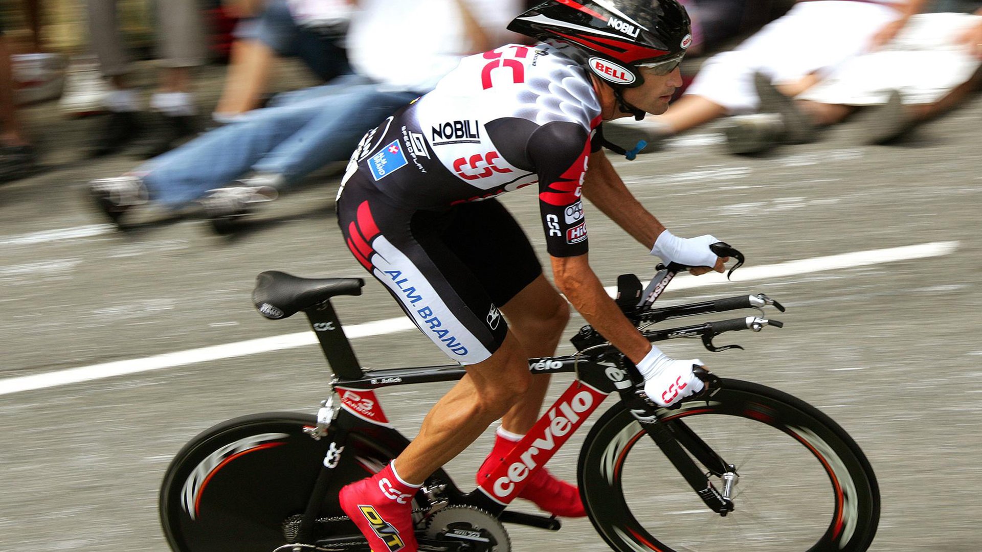 广场舞比赛吸引大量观众参与，广场舞比赛吸引大量观众参与怎么形容